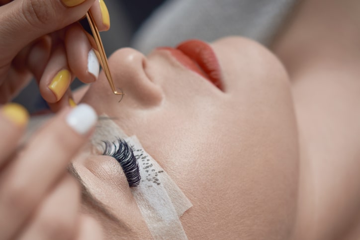 Apply eyelash extensions at a salon