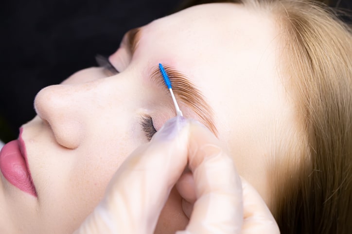 Brushing Brow Lamination