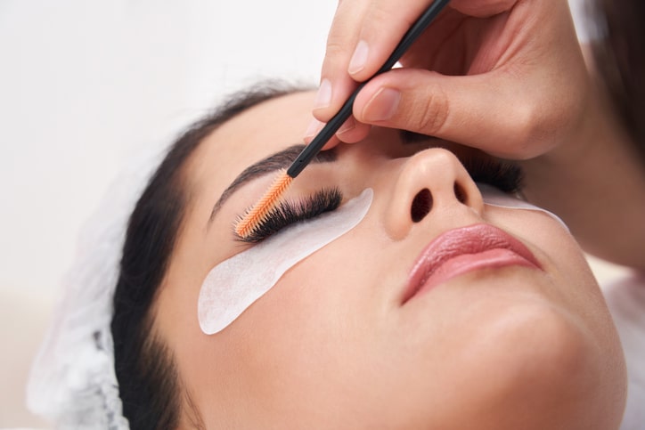 Lash Artist applying eyelash extensions
