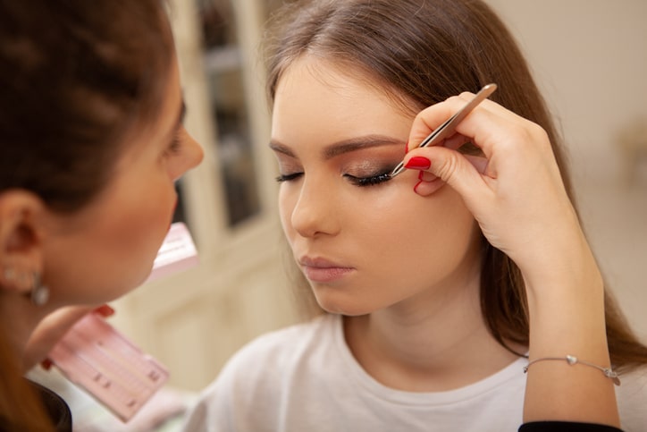 Applying false eyelashes by Lash Stuff