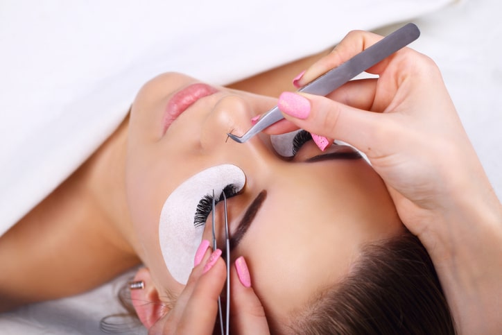 Get trained how to apply eyelash extensions