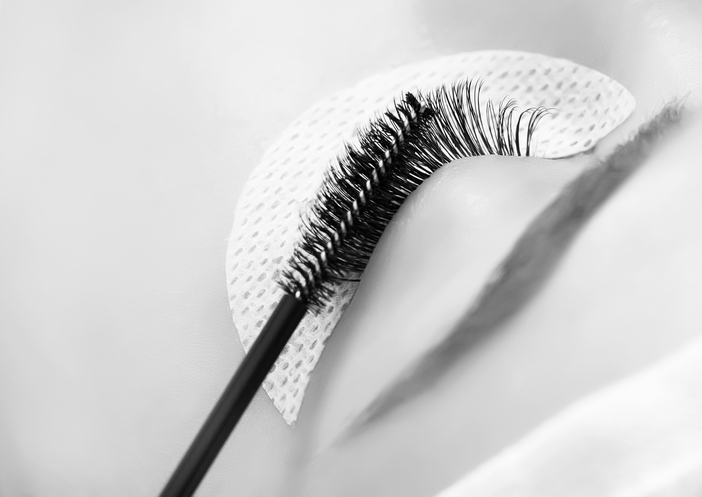 Clean natural eyelashes before applying eyelash extensions