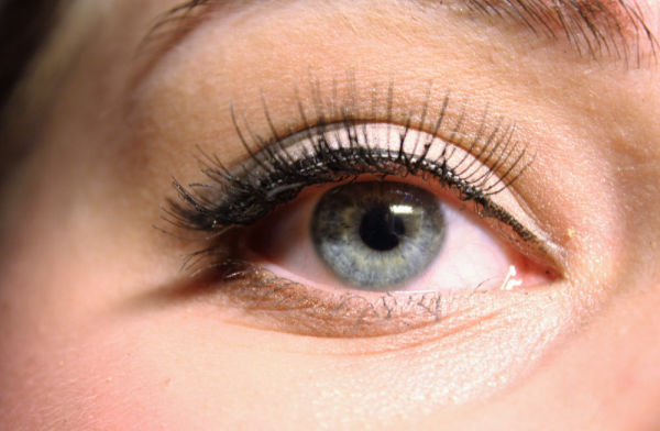 woman with eyelash extensions