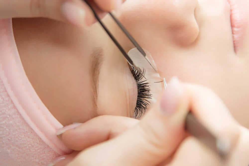 Lash Stuff offers eyelash extension supplies