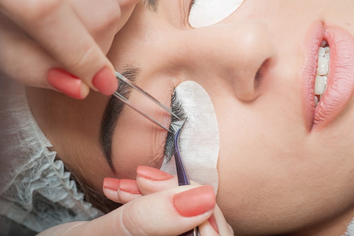 Applying the best eyelash extensions