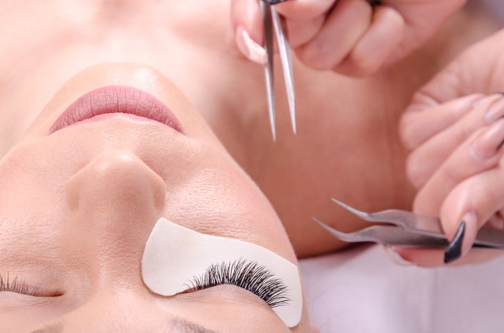 Larn how to apply eyelash extensions