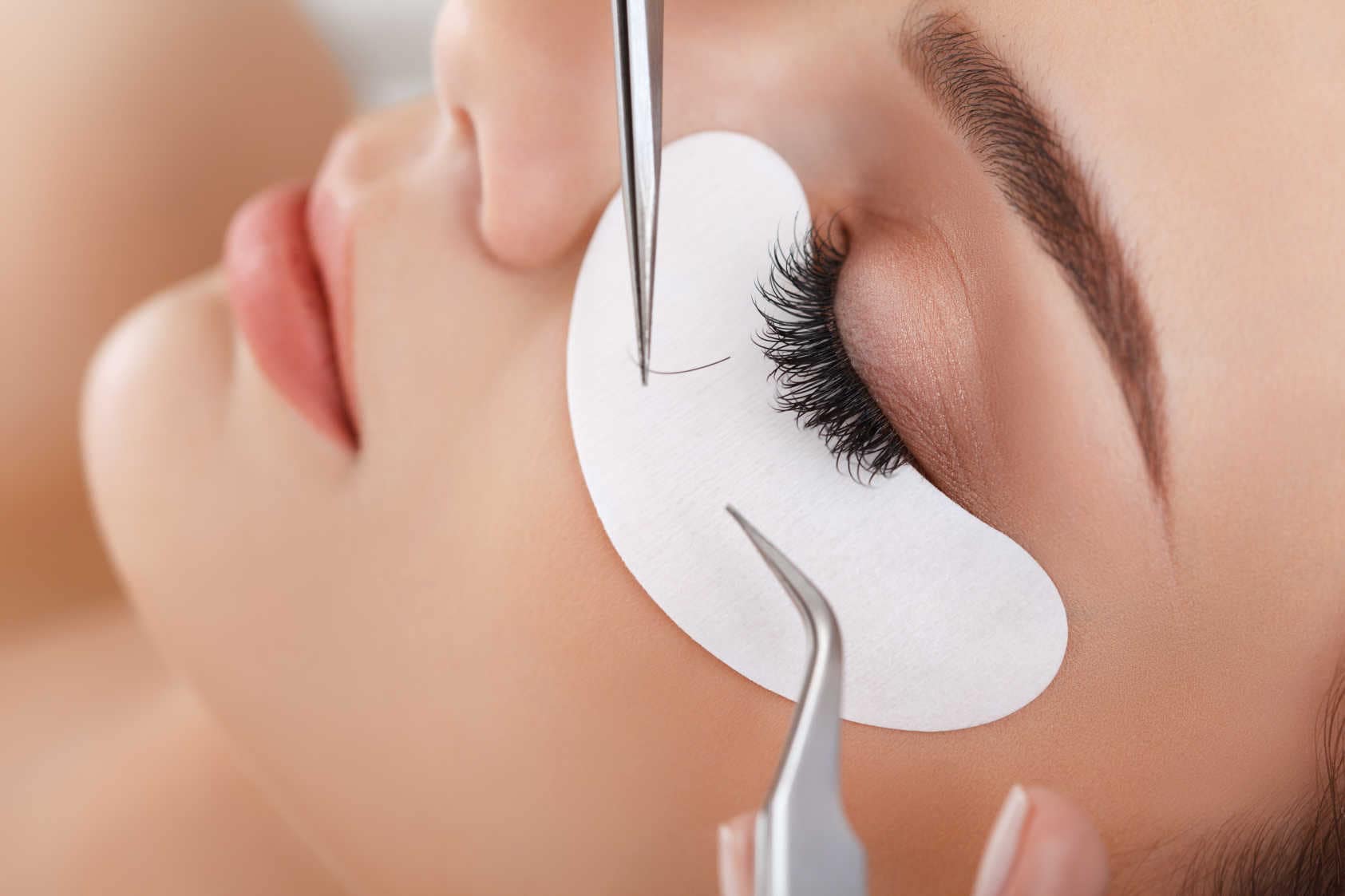 Applying the best eyelash extensions