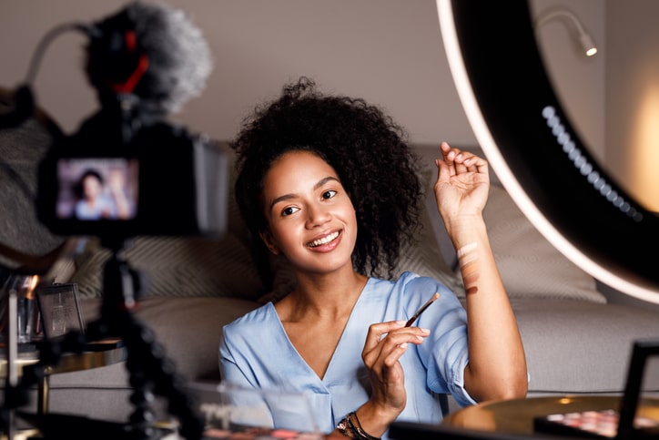 Teaching how to be a makeup artist