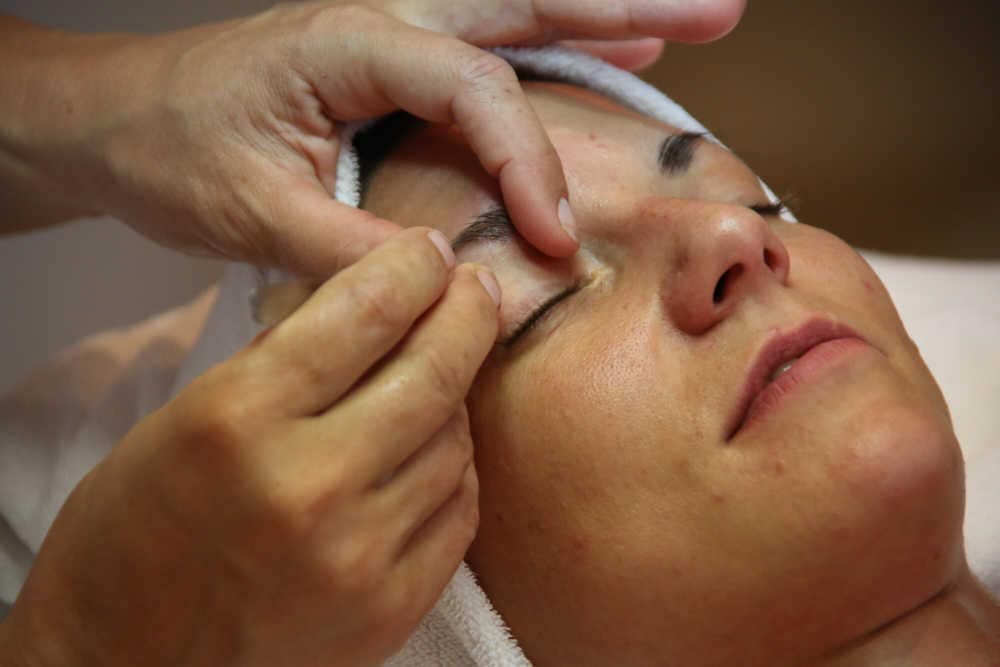 Woman who wants eyebrows waxed